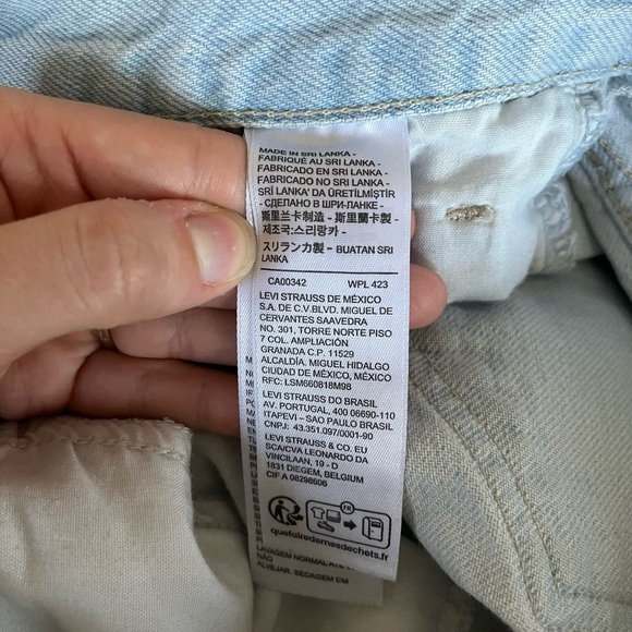 Levi’s Light Wash High Waisted Mom Distressed Jean Shorts Women’s Size 31/12 - Picture 12 of 14